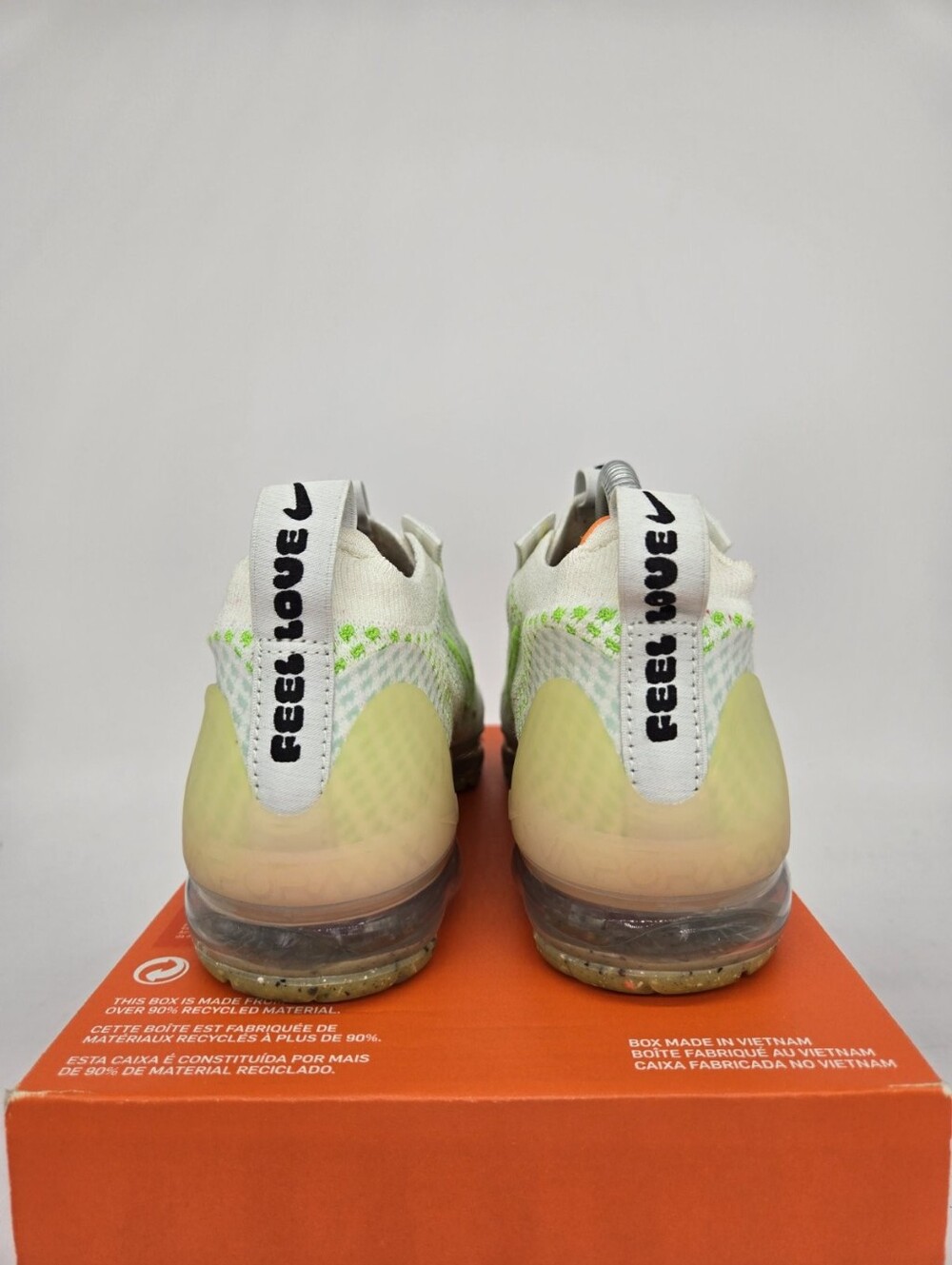 Nike Women's Air VaporMax 2021 Flyknit Feel Love Shoes Size 6 - Picture 4 of 8